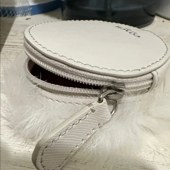 Fluffy White Cat Face Coin Accessory - Picture 6 of 7